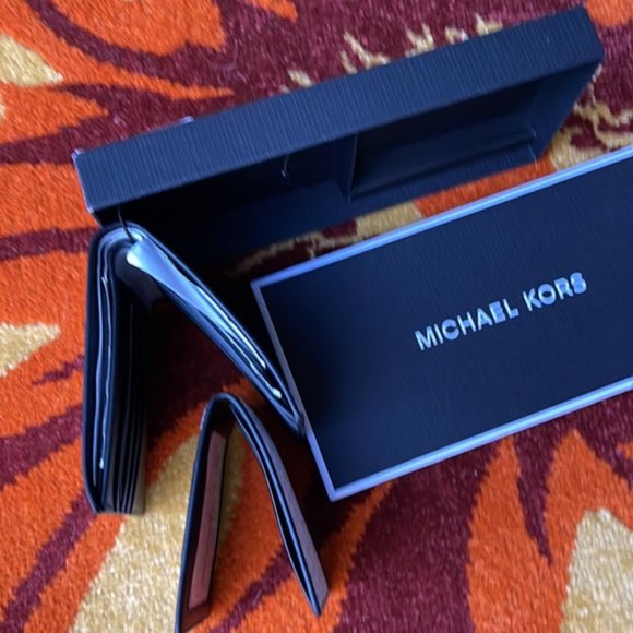 Michael Kors Boxed Signature 3 in 1 Bifold Wallet In White / Pearl Grey - Picture 10 of 12